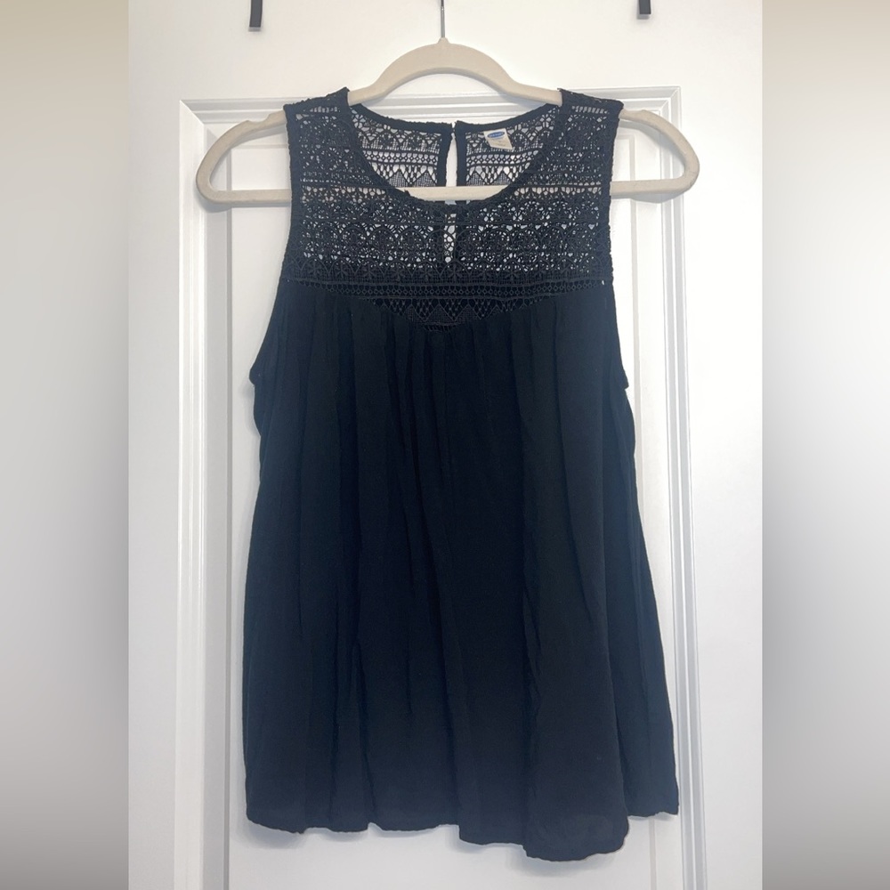Old Navy women’s sleeveless black lace top